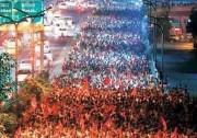 印近4萬農(nóng)民“長征”抗議 有人頭頂光伏“神器”為手機(jī)充電