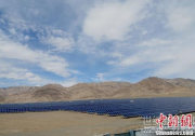 新疆首座集中式扶貧光伏電站運行