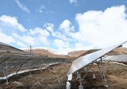 高原上建起光伏電站 助力雅江村民穩(wěn)定增收